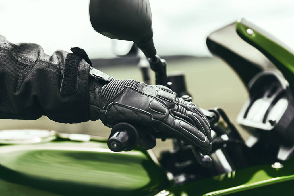 Motorradhandschuhe sind ein Bedienelement, keine Kleidung