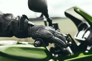 Motorradhandschuhe sind ein Bedienelement, keine Kleidung
