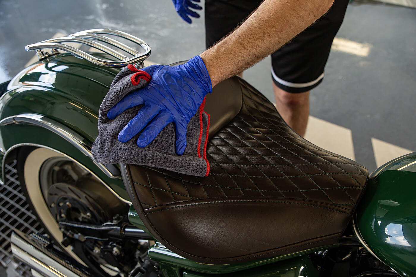 Motorrad-Sitzbank pflegen: So bleibt das Leder schön - ohne rutschig zu werden