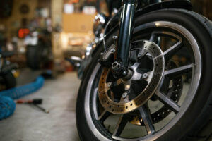 Bremsscheibe am Motorrad wechseln: Woran du siehst, dass sie durch ist - und wo die Mindestdicke steht