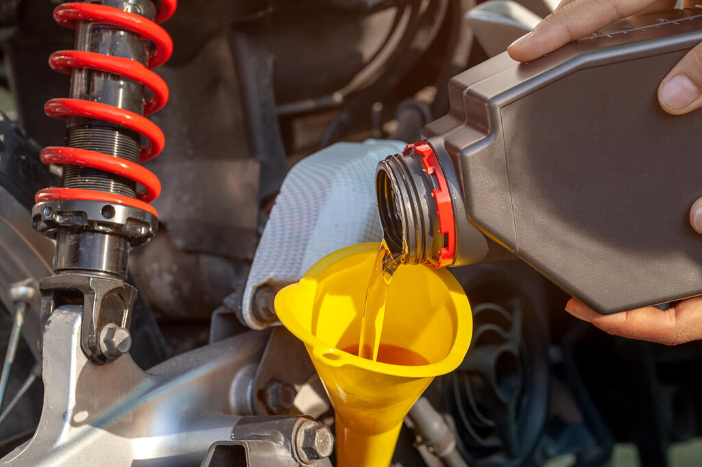 Unterwegs fehlt ein halber Liter: Darfst du ein anderes Öl nachfüllen?
