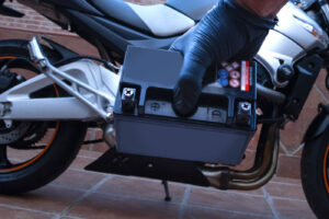 Die Batterie auf dem Betonboden entlädt sich nicht: Woher der alte Rat kommt
