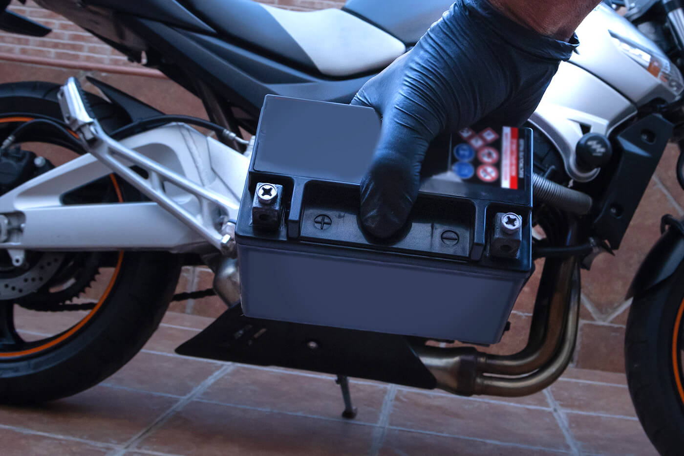 Die Batterie auf dem Betonboden entlädt sich nicht: Woher der alte Rat kommt