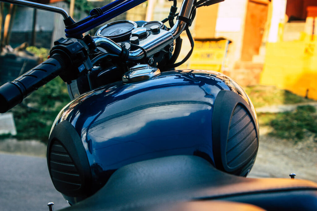 Die Gummiauflagen am Motorradtank sind kein Schmuck: Sie entscheiden, wie du lenkst