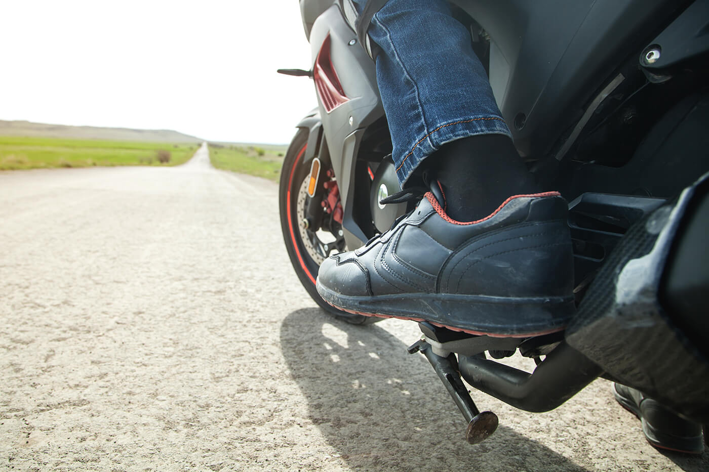 Sneaker auf dem Motorrad: Was mit dem Knöchel passiert, wenn es schiefgeht