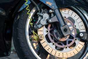 Bremsscheibenschloss am Motorrad: Das gelbe Kabel ist wichtiger als das Schloss