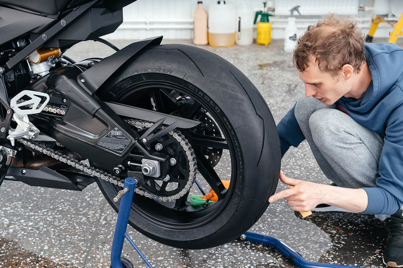 Motorradfelgen reinigen: Warum der falsche Reiniger die Felge ruiniert
