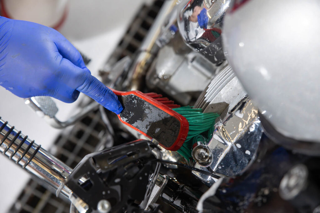 Motorradmotor reinigen: Wo die Bürste mehr kaputt macht als der Dreck