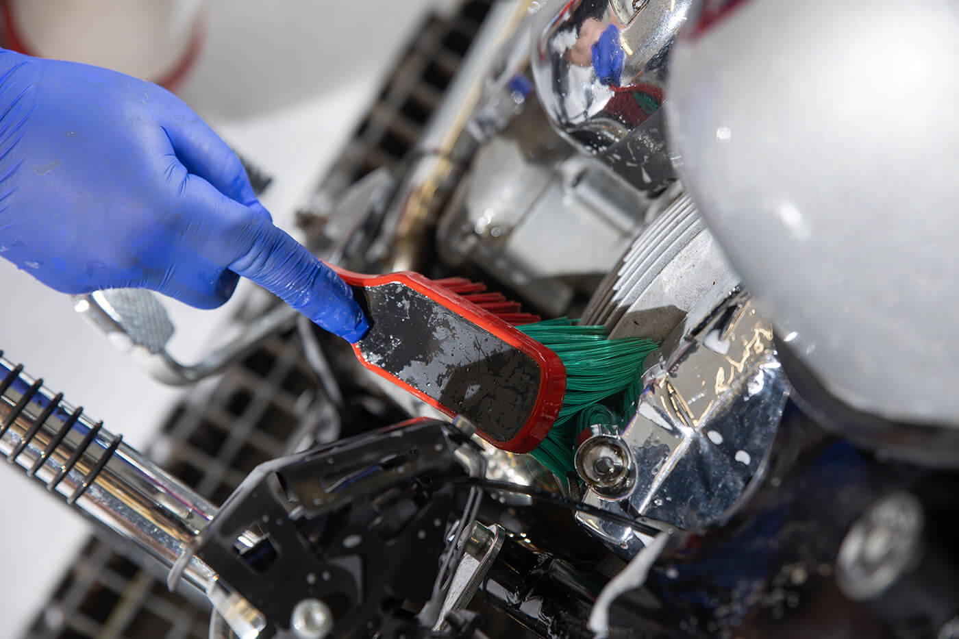 Motorradmotor reinigen: Wo die Bürste mehr kaputt macht als der Dreck
