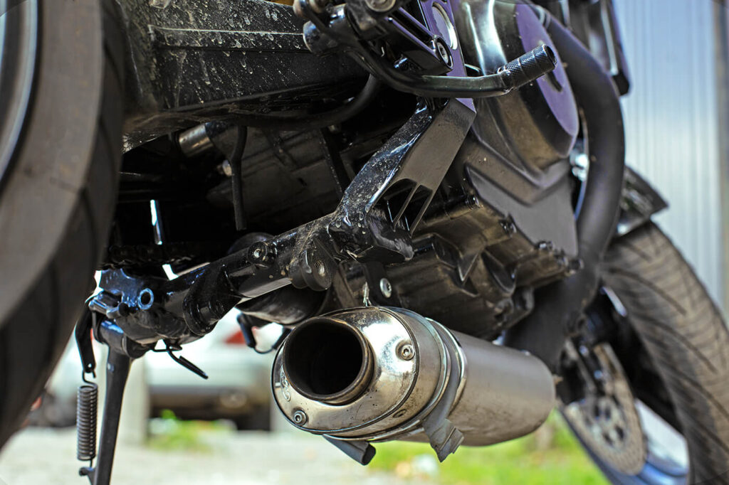 Der Katalysator sitzt oft unter dem Motor, und das Gras reicht bis dorthin