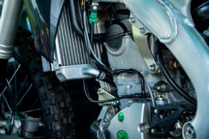 Kühlerverkleidung am Motorrad: Die Plastikohren lenken den Fahrtwind