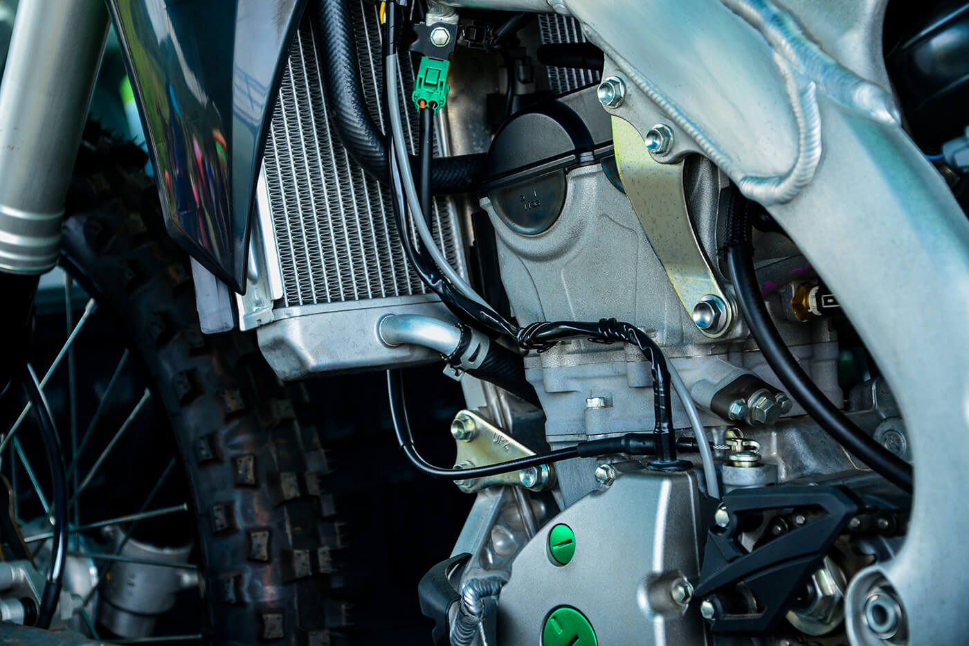 Kühlerverkleidung am Motorrad: Die Plastikohren lenken den Fahrtwind