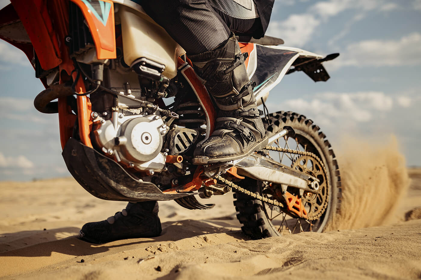 Motorrad im Sand fahren: Gas auf, Gewicht zurück - und nur noch hinten bremsen