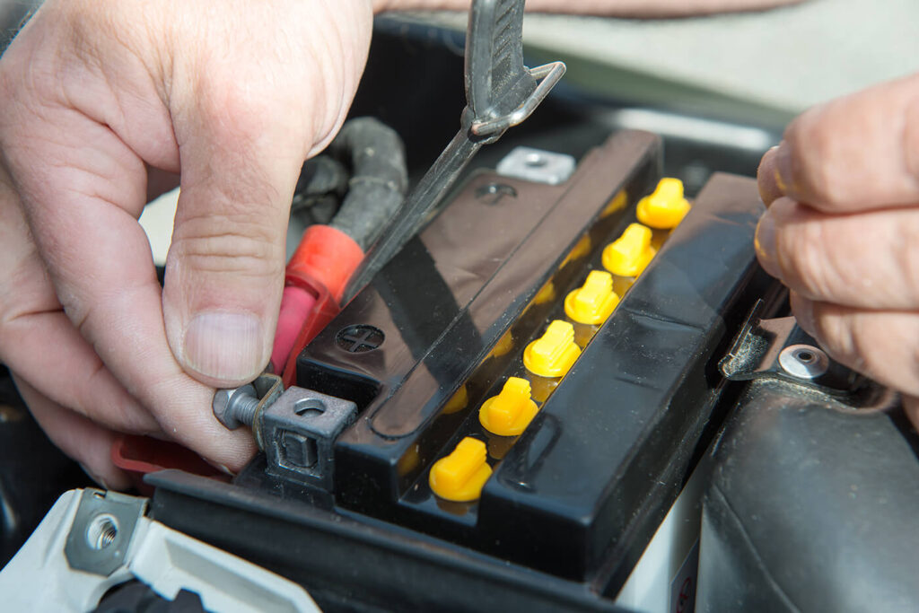 Welches Ladegerät darf an deine Motorradbatterie? Die eine Zahl entscheidet