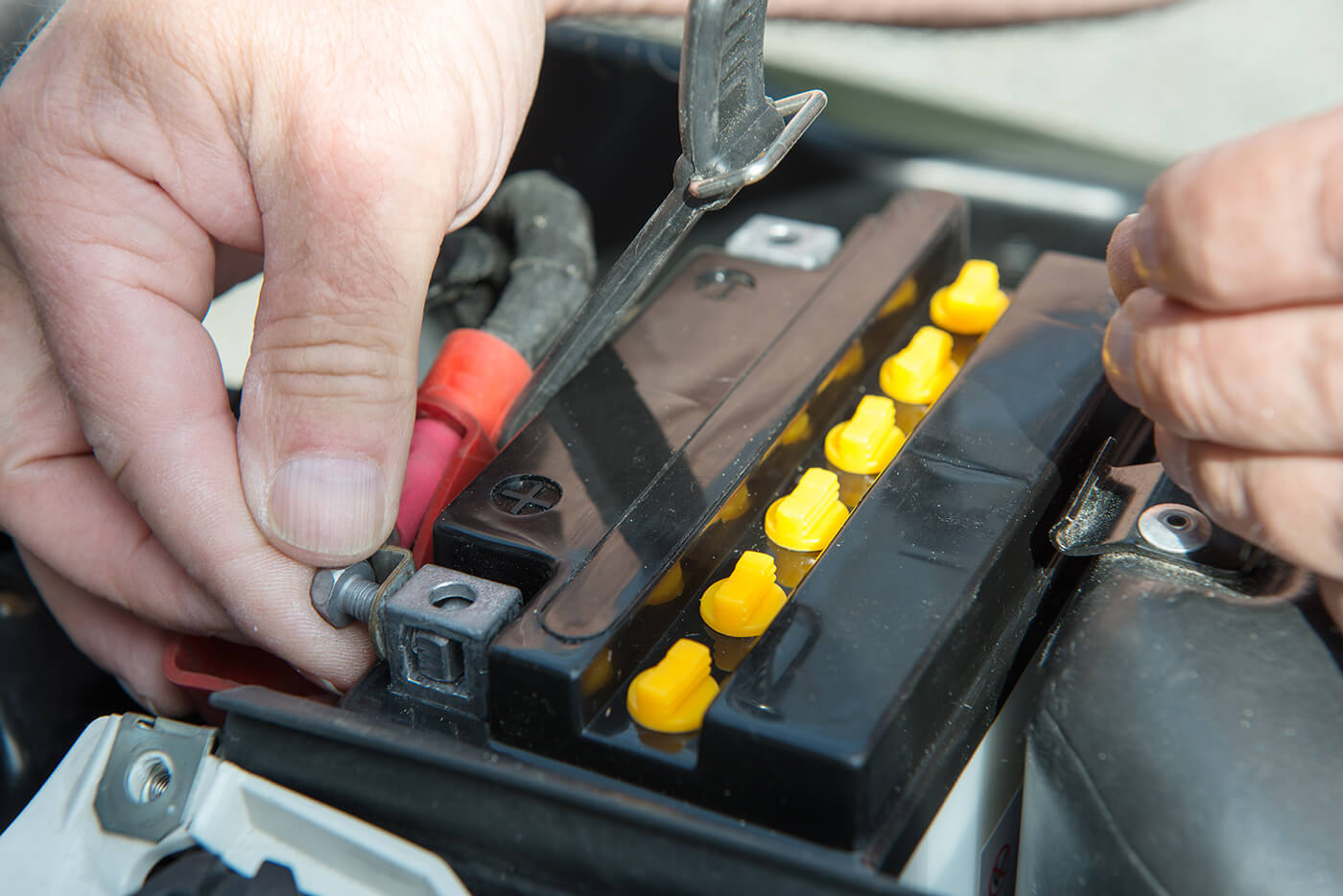 Welches Ladegerät darf an deine Motorradbatterie? Die eine Zahl entscheidet