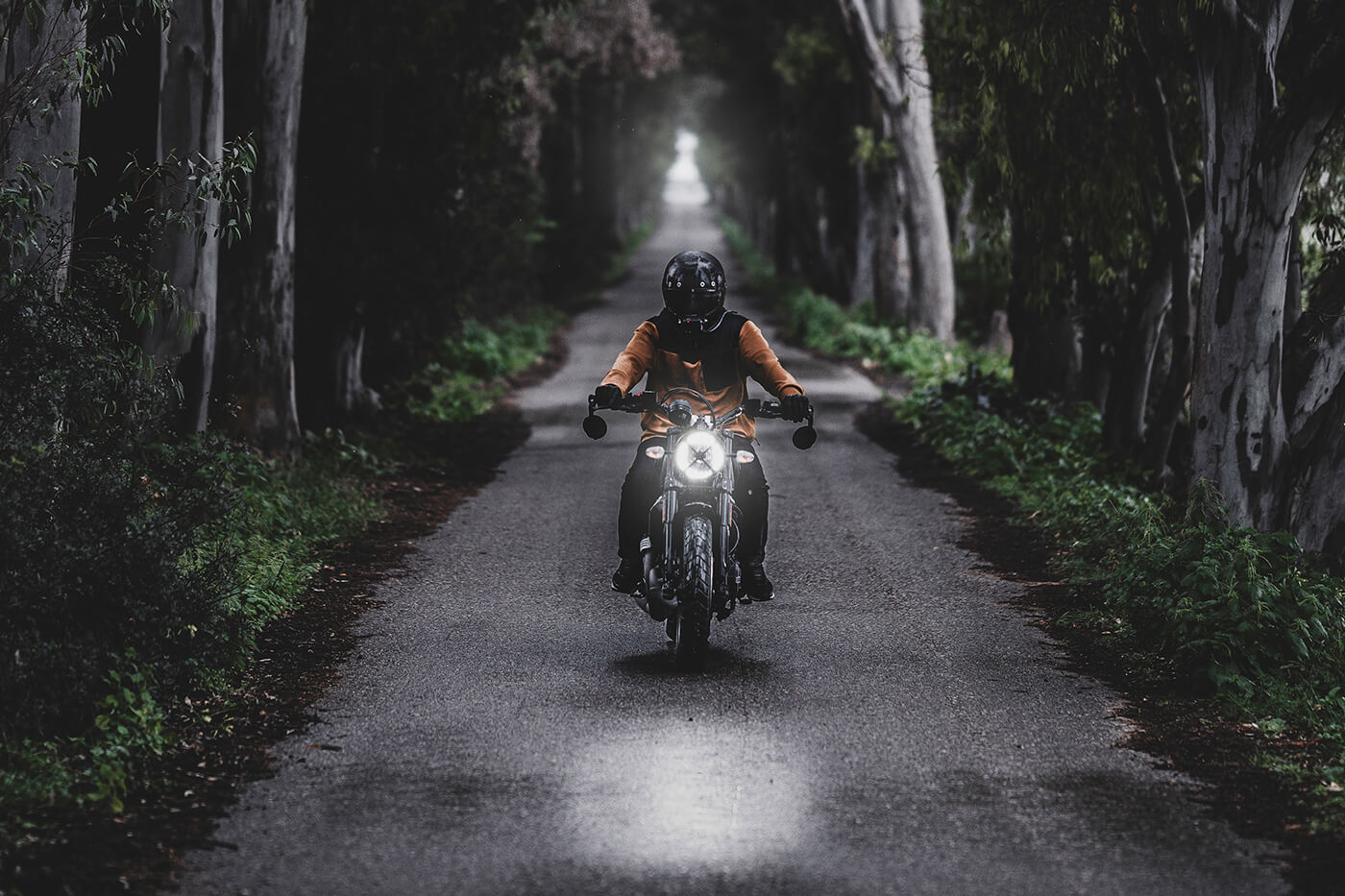 Sicherer Motorrad fahren: die Punkte, die wirklich etwas ändern - und der Teil, der erst nachts gilt