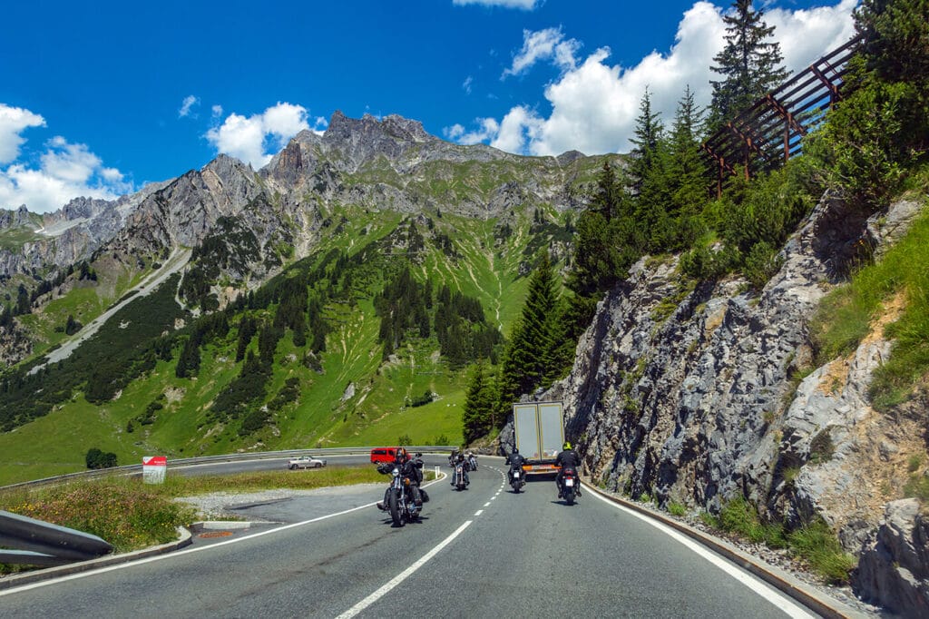 Alpenpässe für Anfänger: 5 einfache Routen in Österreich & der Schweiz (ohne Stress & Maut-Fallen)