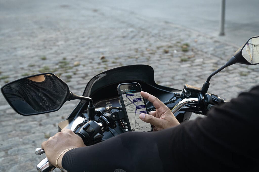 Handyhalterung fürs Motorrad mit Vibrationsschutz: So bleibt deine Kamera heil
