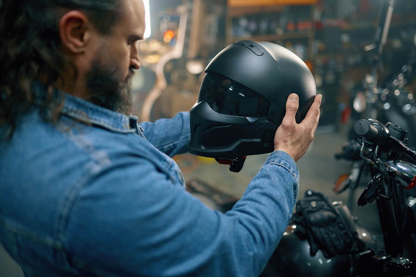 Wie alt ist dein Motorradhelm? Die Zahl steht da, du hast nur nie nachgesehen