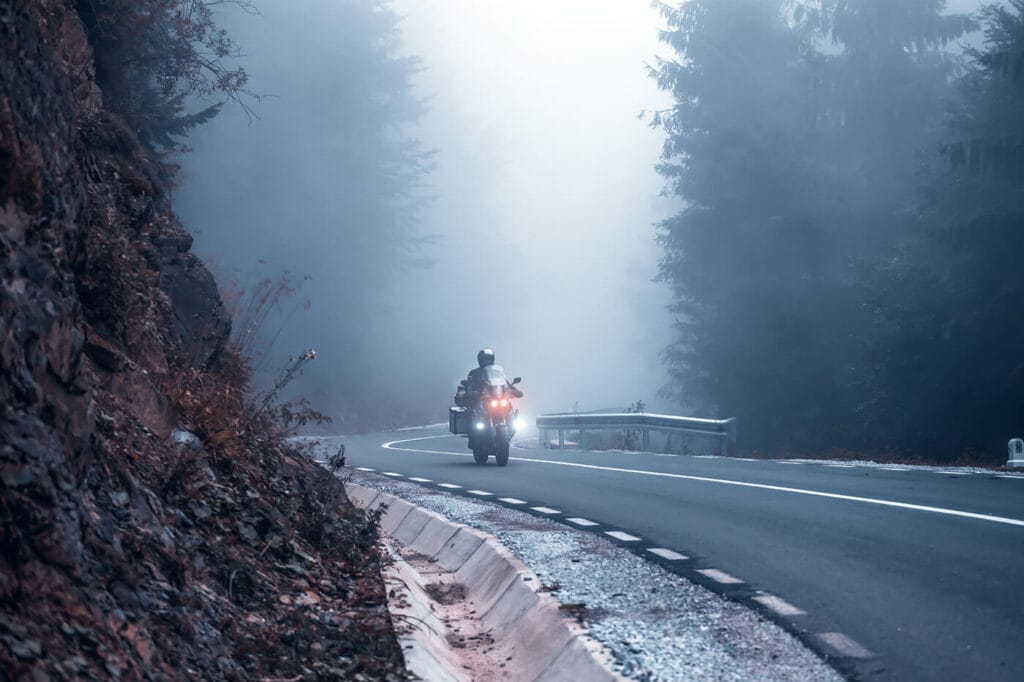 Salz auf der Straße: Wie du dein Motorrad schützt, wenn du im Winter fahren musst (Der Anti-Rost-Plan)