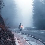 Salz auf der Straße: Wie du dein Motorrad schützt, wenn du im Winter fahren musst (Der Anti-Rost-Plan)